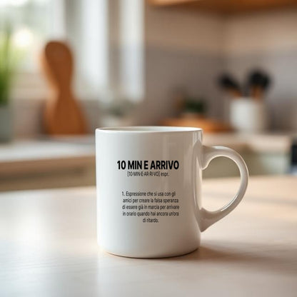 Tazza “10 MIN E ARRIVO” – Definizione Ironica in Stile Dizionario