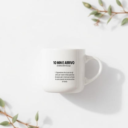 Tazza “10 MIN E ARRIVO” – Definizione Ironica in Stile Dizionario