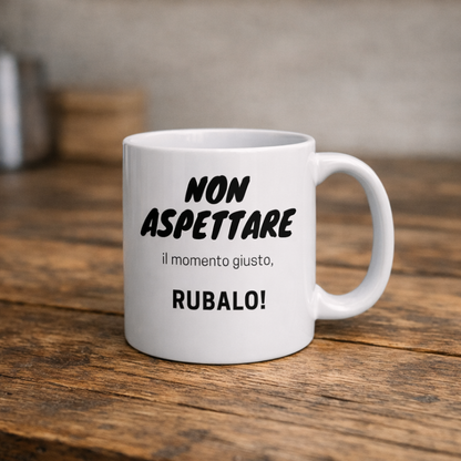 Tazza Motivazionale “Non Aspettare il Momento Giusto – Rubalo!” | Mug Ispirazionale Minimal