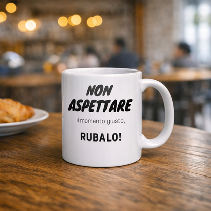 Tazza Motivazionale “Non Aspettare il Momento Giusto – Rubalo!” | Mug Ispirazionale Minimal