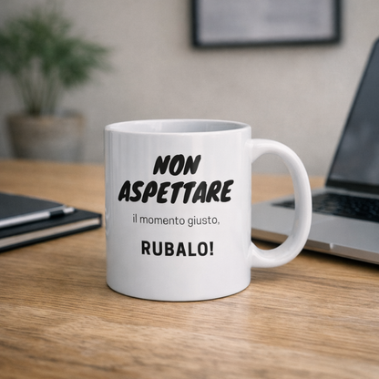 Tazza Motivazionale “Non Aspettare il Momento Giusto – Rubalo!” | Mug Ispirazionale Minimal