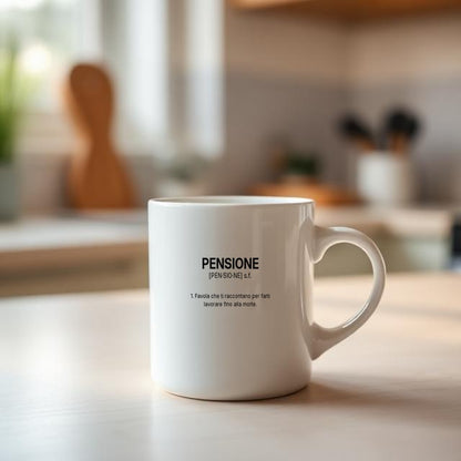Tazza “PENSIONE” – Definizione Ironica in Stile Dizionario