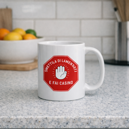 Tazza Motivazionale Italiana “Smettila di Lamentarti – E Fai Casino” | Mug Ironica da Ufficio e Casa